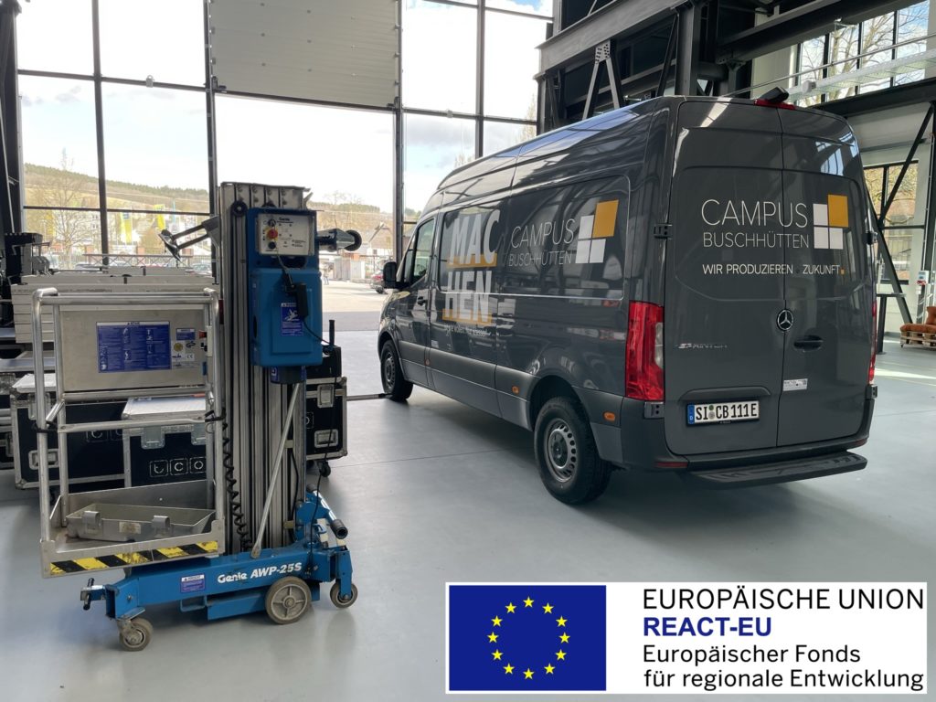E-Sprinter steht zum Beladen im Campus-Foyer