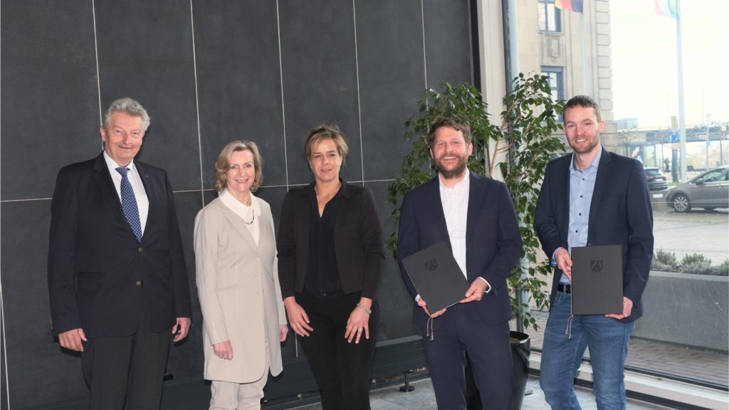 Dipl.-Ing. Axel Barten, Dr. Gabriele Barten, Ministerin Mona Neubaur, Dr.-Ing. Peter Burggräf, Fabian Steinberg