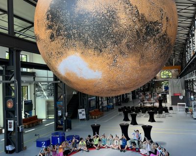 Grundschulkinder schauen mit dem Fernrohr auf den Mars