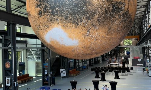 Grundschulkinder schauen mit dem Fernrohr auf den Mars