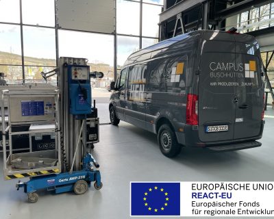 E-Sprinter steht zum Beladen im Campus-Foyer